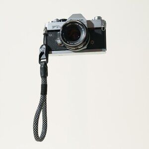 CHECKMATE CAMERA WRIST STRAP v3 Black & White w/ Peak Design Anchor & Carabiner